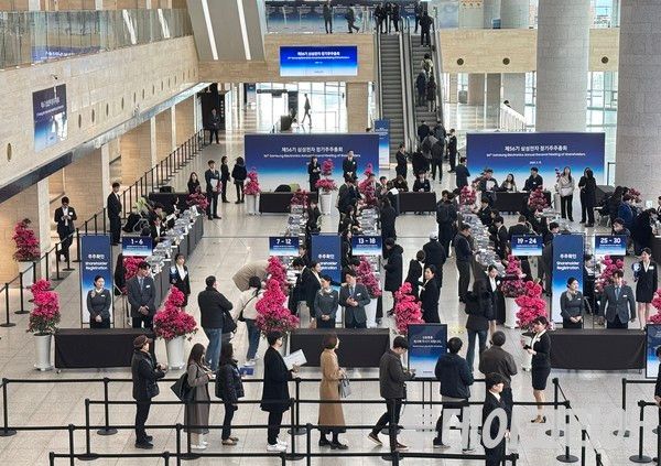 ▲ 19일 경기도 광교 수원컨벤션 센터에서 열리는 제56기 삼성전자 정기 주주총회에 참석하기 위해 주주들이 줄을 서고 있다. 사진=투데이코리아
