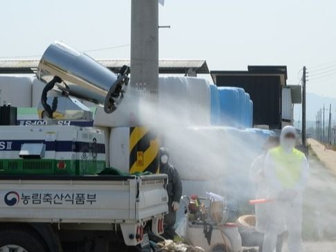 ▲ 구제역이 발생한 충북 청주시 청원구 북이면 한 한우농장에서 방역당국 관계자들이 외부인 출입을 통제하고 있다. 사진=뉴시스