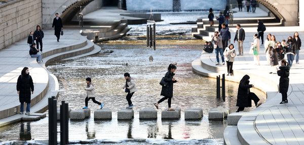▲ 청계천 산책로에서 시민들이 가벼운 옷차림으로 산책을 하고 있다. 사진=뉴시스
