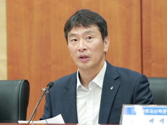 ▲ 이복현 금융감독원장이 지난 8일 오전 금융투자협회에서 열린 '자산운용사 CEO 간담회'에 참석해 모두발언을 하고 있다. 사진=금융감독원