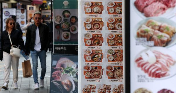 ▲ 지난 6일 오후 서울 중구 명동의 한 음식점 앞에 각종 음식 메뉴가 안내되고 있다. 사진=뉴시스
