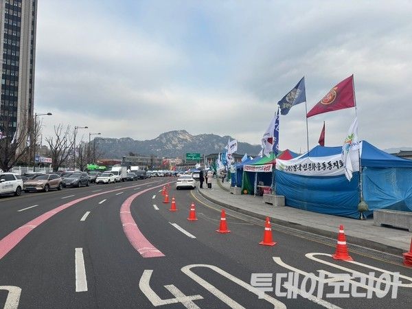 ▲ 20일 서울 종로구 광화문 앞 윤석열 대통령의 탄핵을 촉구하는 농성 천막들이 줄지어 놓여 있다. 사진=투데이코리아