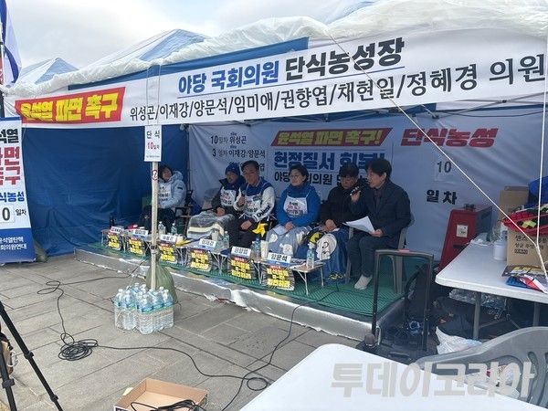 ▲ 20일 서울 종로구 광화문 앞 윤석열 대통령의 탄핵을 촉구하는 농성 천막에서 더불어민주당 의원들이 단식농성을 하고 있다. 사진=투데이코리아