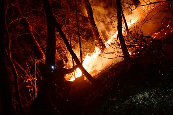 ▲ 경남 산청에서 발생한 산불이 산등성이를 타고 확산되고 있는 가운데 산림청 소속 공중진화대가 산불을 진화하고 있다. 사진=뉴시스