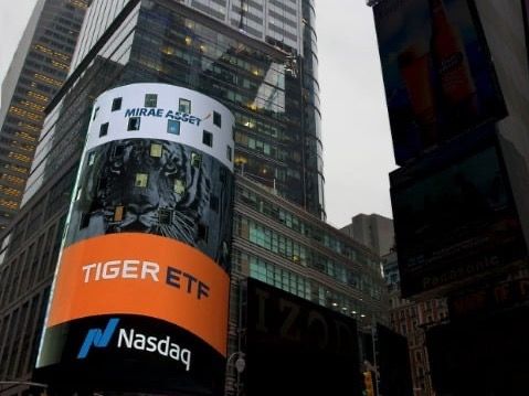▲ 미국 뉴욕 타임스스퀘어 나스닥 마켓사이트에 표시된 TIGER ETF 광고. 사진=미래에셋자산운용
