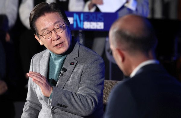 ▲ 이재명 더불어민주당 대표가 22일 오후 서울 여의도 국회 사랑재에서 인문학 베스트셀러 '사피엔스'의 작가 유발 하라리와 대담을 하고 있다. 사진=뉴시스