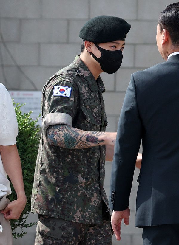 ▲ 지난해 6월 그룹 방탄소년단(BTS) 정국이 경기도 연천군 육군 5사단 신병교육대대에서 전역하는 진을 축하하기 위해 부대로 향하고 있다. 사진=뉴시스