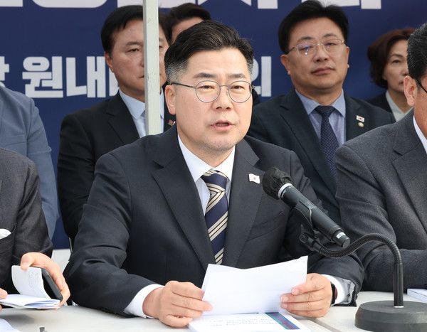 ▲ 박찬대 더불어민주당 원내대표가 25일 서울 종로구 광화문 천막당사에서 열린 원내대책회의에서 발언하고 있다. 사진=뉴시스