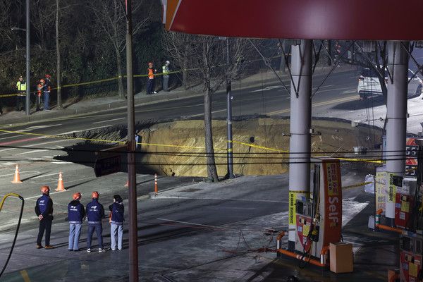 ▲ 24일 서울 강동구 명일동 한 도로에 발생한 대형 싱크홀이 보이고 있다. 사진=뉴시스