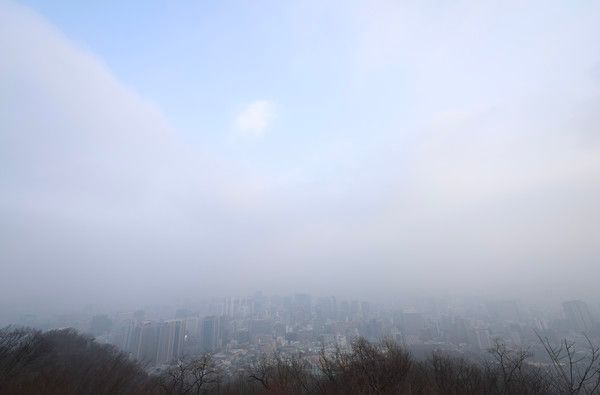 ▲ 25일 오전 서울 중구 남산에서 바라본 도심이 뿌옇다. 사진=뉴시스