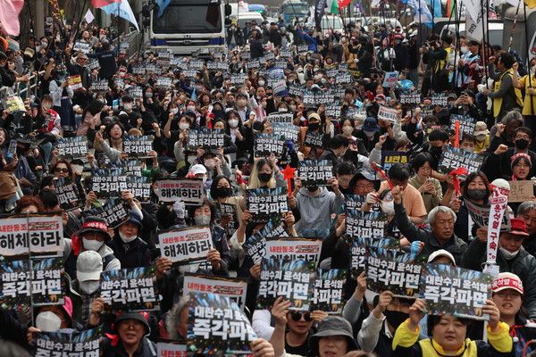 ▲ 25일 서울 강남구 세곡동사거리에서 전국농민회총연맹(전농) 소속 농민들이 구호를 외치고 있다. 사진=뉴시스