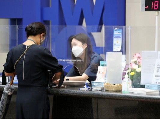 ▲ 서울시내 한 은행 예·적금 창구에서 고객들이 업무를 보고 있다. 사진=뉴시스