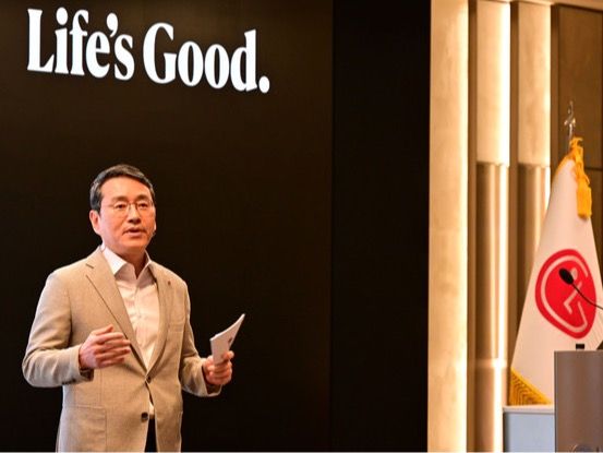 ▲ 조주완 LG전자 사장이 25일 서울 여의도 LG트윈타워에서 열린 제23기 정기 주주총회에서 주주들에게 경영 성과와 중장기 사업 전략 방향을 설명하고 있다. 사진=LG전자