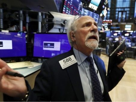 ▲ 미국 뉴욕증권거래소(NYSE)에서 한 트레이더가 전광판을 보고있다. 사진=뉴시스