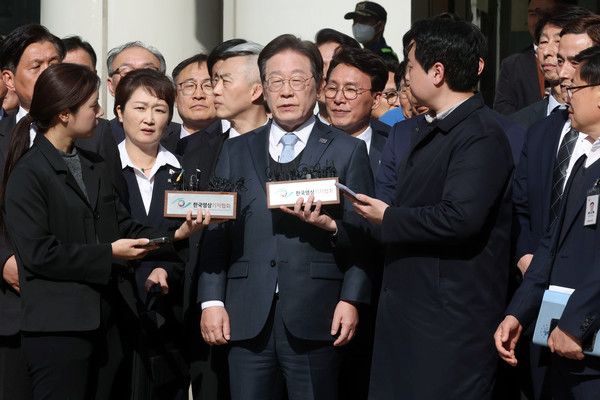 ▲ 이재명 더불어민주당 대표가 26일 서울 서초구 서울고등법원에서 열린 공직선거법 위반 혐의 항소심 선고 공판에서 무죄를 선고받은 뒤 소감을 밝히고 있다. 사진=뉴시스