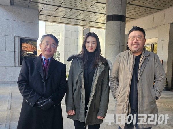 ▲ 9일 JMS 정명석 총재 대법원 확정 판결 이후 미소 짓는 메이플씨와 조성현 PD, 김도형 교수. 사진=투데이코리아