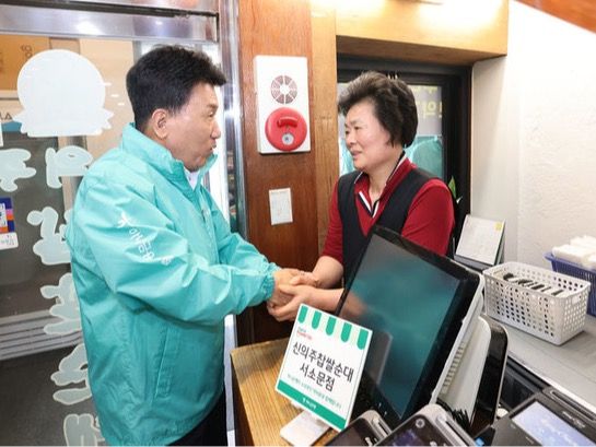 ▲ 지난 26일 소상공인 사업장을 찾은 함영주 회장이 소상공인과 인사를 나누고 있다. 사진=하나은행