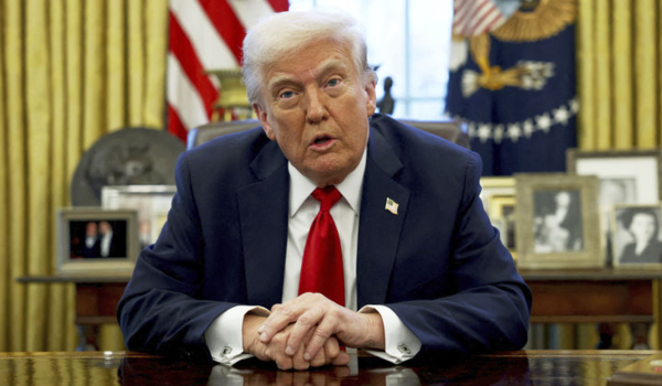 ▲ 도널드 트럼프 미국 대통령이 26일(현지 시간) 백악관 집무실에서 기자들에게 발언하고 있다. 트럼프 대통령은 해외에서 만들어진 자동차와 경트럭에 25% 관세를 부과한다는 포고문에 서명했다. 관세는 4월 2일부터 발효되고, 이튿날인 3일부터 징수가 시작된다고 트럼프 대통령은 설명했다. 사진=뉴시스