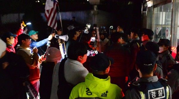 ▲ 지난 11일 충북대학교에서 열린 대통령 탄핵 찬성 집회에서 보수 성향 유튜버와 시민들이 집회를 방해하려하자 경찰이 이를 가로막고 있다. 2025.03.11. 사진=뉴시스