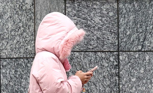 ▲ 다시 꽃샘추위가 찾아온 28일 오전 서울 도심에서 시민이 겨울외투를 입고 신호를 기다리고 있다. 사진=뉴시스