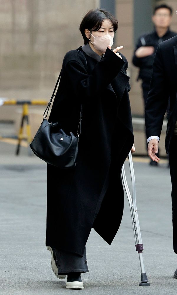 ▲ 문재인 전 대통령의 딸 문다혜 씨가 20일 서울 마포구 서울서부지방법원에서 열린 음주 운전·불법 숙박업 혐의 공판을 마친 뒤 법원을 나서고 있다. 사진=뉴시스