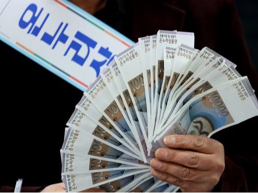 ▲ 16일 대구 중구 iM뱅크 중구청 지점에서 열린 ‘설맞이 온누리상품권 구매 행사’에서 참석자들이 구매한 온누리 상품권을 들어 보이고 있다. 2025.01.16. 사진=뉴시스