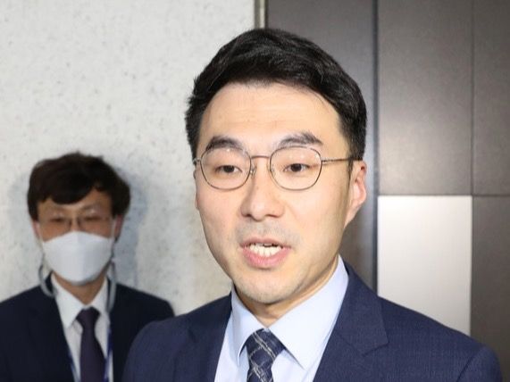 ▲ 김남국 무소속 의원이 거액의 가상자산 보유·투자 의혹 논란에 대한 소명을 위해 15일 오후 서울 여의도 국회 의원회관에서 열린 국회 윤리특별위원회 윤리심사자문위원회에 출석해 기자들 질문에 답하고 있다. 사진=뉴시스