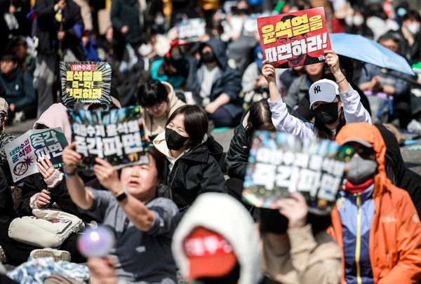 ▲ 26일 서울 종로구 자하문로에서 윤석열 대통령 파면을 촉구하며 도로점거 농성 중인 전국농민회총연맹와 시민단체 회원들이 집회를 이어가고 있다. 사진=뉴시스