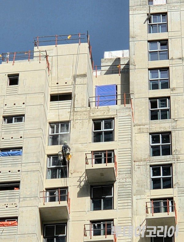 ▲ 지난 16일 서울 시내 아파트 현장에서 근로자가 작업을 하고 있다. 사진=투데이코리아