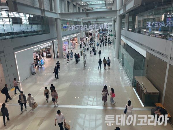 ▲ 인천국제공항 제1터미널에 여행객들이 지나가고 있다. 사진=투데이코리아
