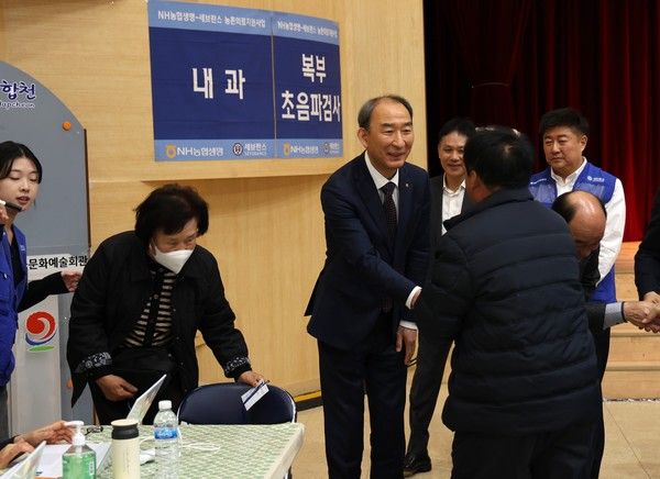 ▲ NH농협생명이 지난 29일 경남 합천군 합천축협 관내 합천문화예술회관에서 올해 첫 농촌의료지원사업을 실시했다. 사진=NH농협생명