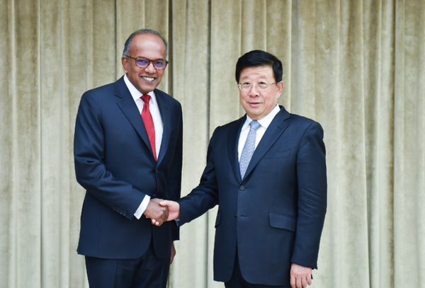 ▲ 카시비즈와나탄 샨무감 싱가포르 내무·법무장관(왼쪽)과 자오커즈 중국 국무위원이 지난 2019년 12월6일 중국 베이징시에서 회동해 사진 촬영을 하고 있다. 사진=뉴시스