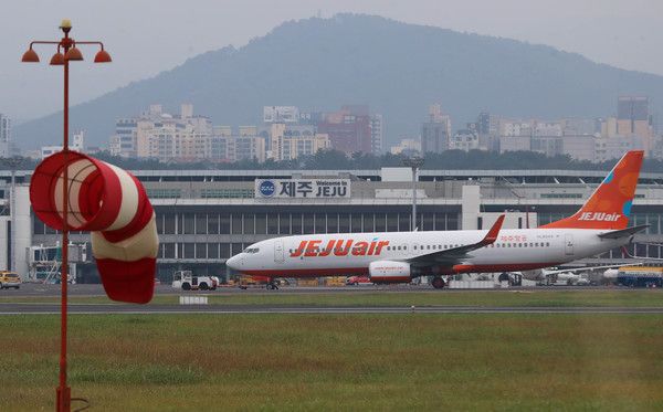 ▲ 16일 오전 10시18분께 제주항공 7C107편이 제주국제공항에 착륙한 뒤 고속탈출유도로로 이동하던 중 타이어에 펑크가 났다. 항공기를 견인하는 토잉카가 정비를 위해 해당 항공기를 이동시키고 있다. 2018.10.16. 사진=뉴시스