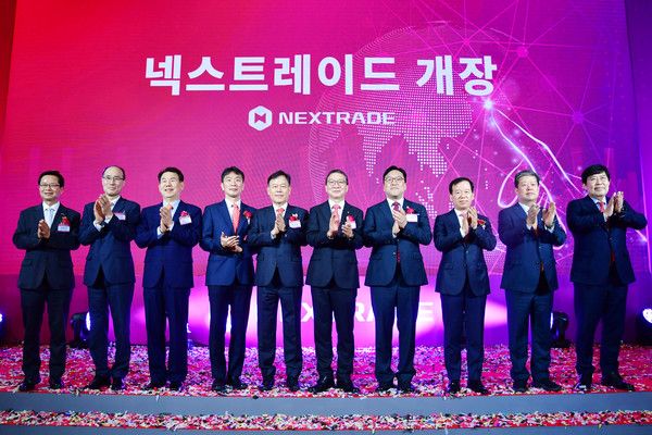 ▲ 4일 서울 여의도 금투센터에서 진행된 국내 최초 대체거래소 넥스트레이드 개장식에 관계자들이 기념촬영을 진행하고 있다. 사진=금융투자협회