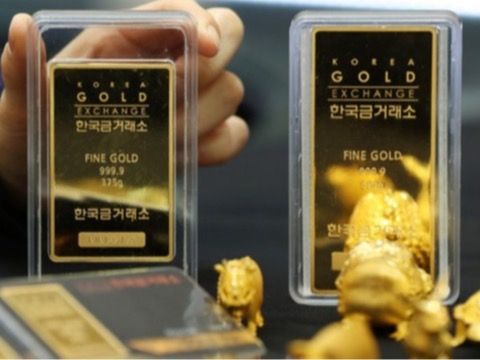 ▲ 서울 종로구 한국금거래소에서 직원이 금을 정리하고 있다. 사진=뉴시스