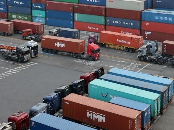 ▲ 인천 연수구 인천신항 컨테이너 터미널에 수출입 컨테이너가 쌓여 있다. 사진=뉴시스