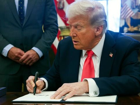 ▲ 도널드 트럼프 미국 대통령이 지난달 25일(현지 시간) 백악관 집무실에서 행정명령에 서명하고 있다. 사진=뉴시스