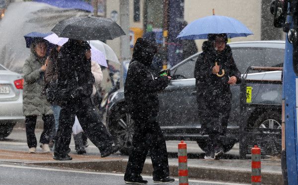 ▲ 눈이 내린 4일 오전 서울 서대문구 지하철3호선 홍제역 인근 버스정류장에서 시민들이 이동하고 있다. 사진=뉴시스