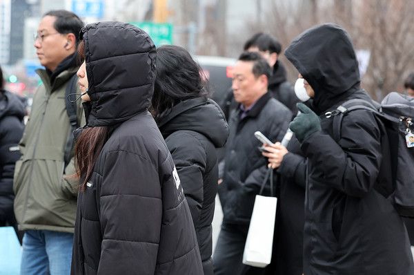 ▲ 서울 종로구 광화문네거리에서 두꺼운 옷을 입은 시민들이 발걸음을 재촉하고 있다. 사진=뉴시스