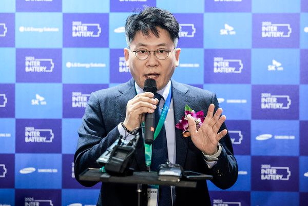 ▲ 김동명 한국배터리산업협회장 겸 LG에너지솔루션 대표이사가 5일 서울 강남구 코엑스에서 열린 인터배터리 2025에서 취재진의 질문에 답하고 있다. 2025.03.05. 사진=뉴시스