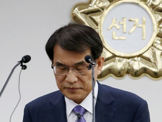 ▲ 노태악 중앙선거관리위원회 위원장이 지난 31일 오후 경기도 과천시 중앙선거관리위원회에서 고위직 자녀 특혜 채용 의혹 특별 감사 결과와 채용 제도 개선 등 자체 개선안을 발표 하기 전 고개를 숙이고 있다. 사진=뉴시스