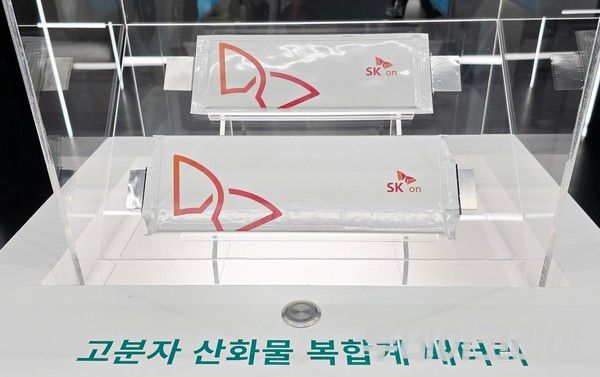 ▲ 5일 서울 강남구 코엑스에서 열린 인터배터리 2025에 마련된 SK온 부스에 고분자 산화물 복합계 배터리가 전시돼있다. 사진=김준혁 기자