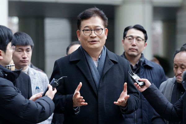 ▲ 송영길 소나무당 대표가 8일 서울 서초구 서울중앙지방법원에서 열린 '더불어민주당 전당대회 돈봉투' 의혹 선고기일에 출석하며 취재진 질문에 답변하고 있다. 2025.01.08. 사진=뉴시스