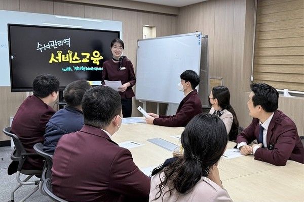 ▲ SRT 서비스 앰버서더가 수서관리역 서비스 교육 워크숍을 진행하고 있다. 사진=SR