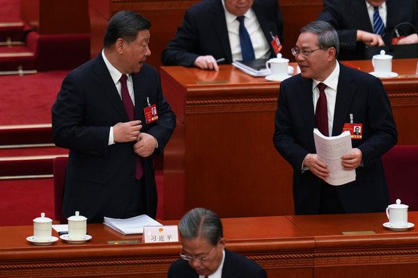 ▲ 시진핑(왼쪽) 중국 국가주석과 리창 총리가 5일 중국 베이징 인민대회당에서 열린 전국인민대표대회(NPC·전인대) 개막식에서 얘기를 나누고 있다. 사진=뉴시스