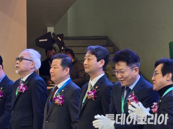 ▲ 5일 국내 최대 배터리 전시회 '인터배터리 2025'의 개막식에서 국내 배터리 대표업체 최고경영자(CEO)들과 안덕근 산업통상자원부 장관(가운데)가 사진촬영에 응하고 있다. 사진=김준혁 기자