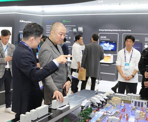 ▲ 구자은 LS그룹 회장이 지난 5일 서울 강남구 코엑스에서 열린 ‘인터배터리 2025’에 참석해 LS일렉트릭 부스를 둘러보고 있다. 사진=LS그룹