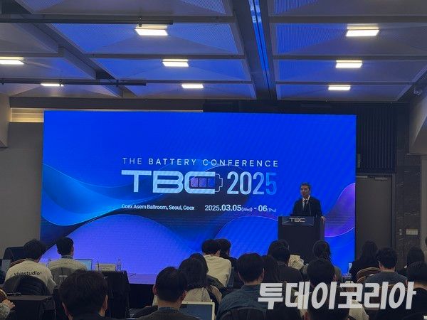 ▲ 5일 김상진 SK온 플랫폼연구담당(부사장)이 서울 코엑스에서 열린 ‘인터배터리 2025’ 부대행사 ‘더 배터리 컨퍼런스’에서 ‘AI 주도의 배터리 기술 혁신’이라는 주제로 강연하고 있다. 사진=진민석 기자