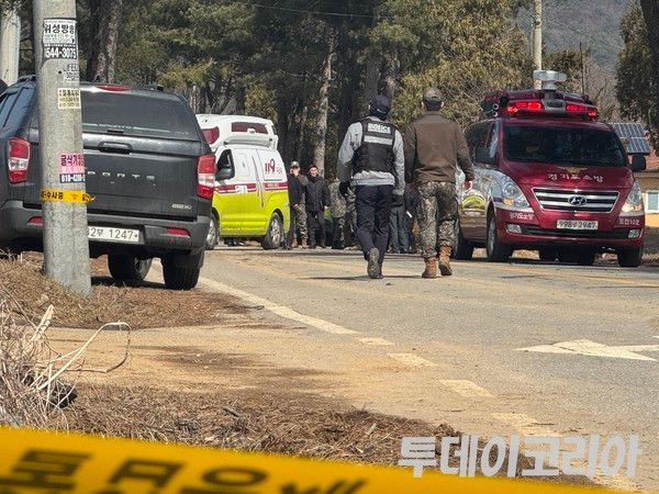 ▲ 6일 경기도 포천시 노곡리 인근에서 한미 연합훈련 도중 우리 공군에 의해 발생한 오폭사고 현장 인근에서 소방 및 군 당국이 현장조사를 실시하고 있다. 사진=진민석 기자