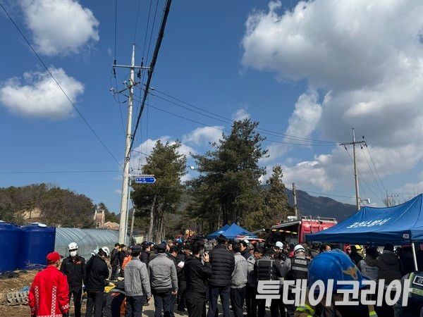 ▲ 6일 경기도 포천시 노곡리 인근에서 한미 연합훈련 도중 우리 공군에 의해 발생한 오폭사고 현장 인근에서 소방 및 군 당국이 현장조사를 실시하고 있다. 사진=진민석 기자